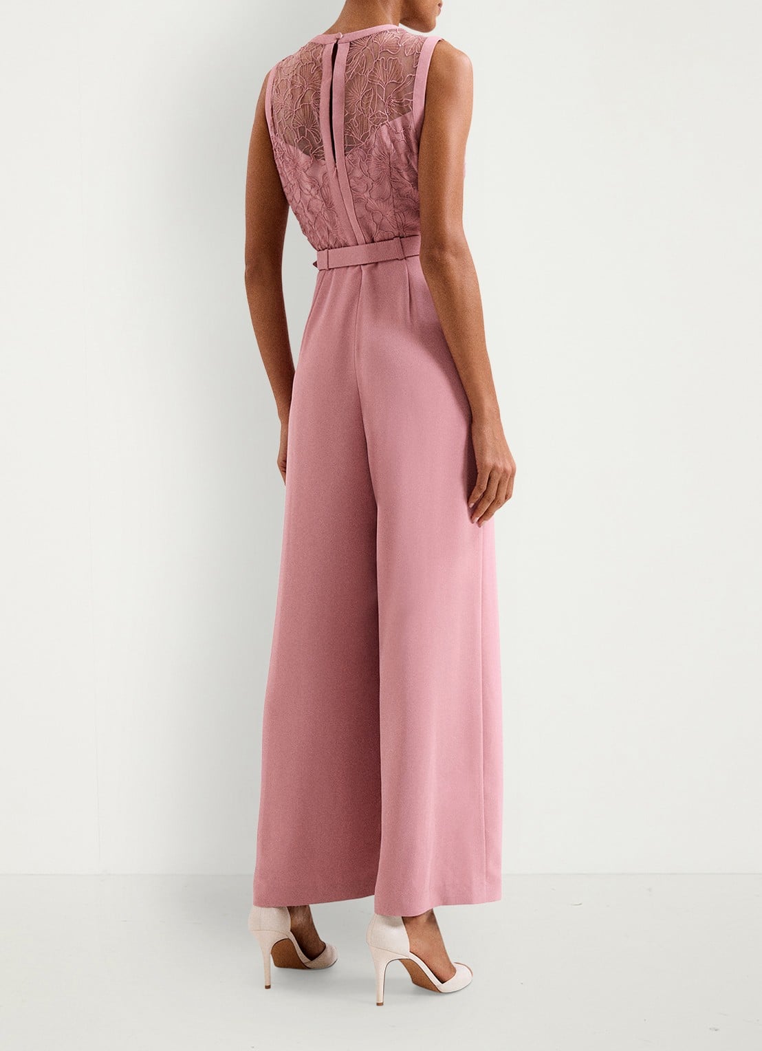 Phase Eight Ivanna jumpsuit met broderie en ceintuur - achterkant 2 oudroze