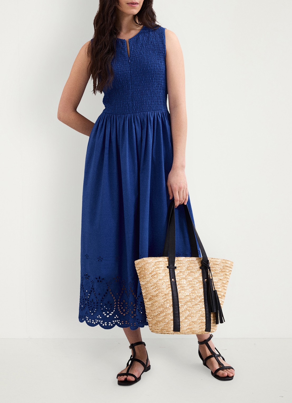 Phase Eight Jade midi jurk met smockwerk en broderie - detail donkerblauw