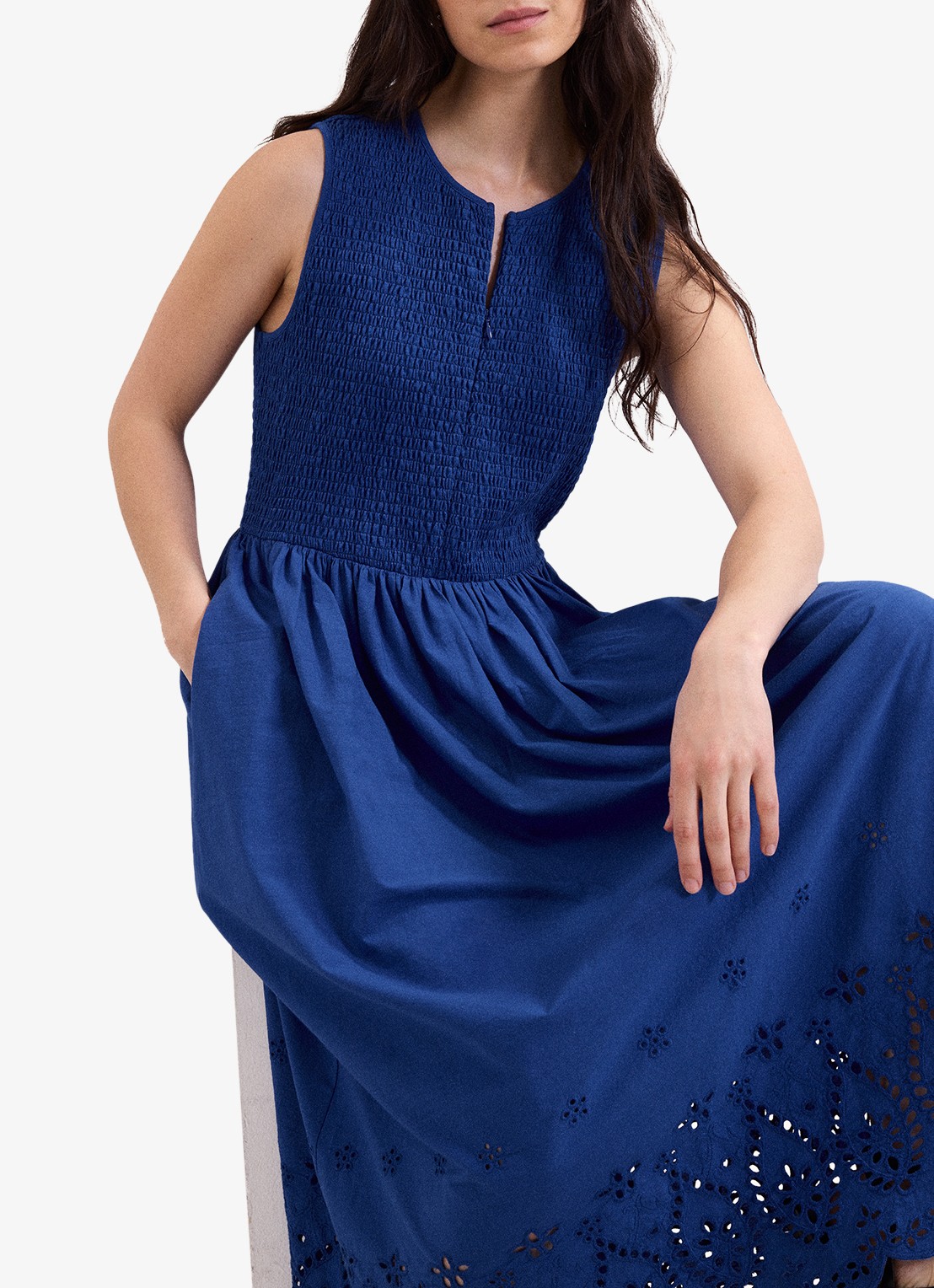 Phase Eight Jade midi jurk met smockwerk en broderie - detail 2 donkerblauw