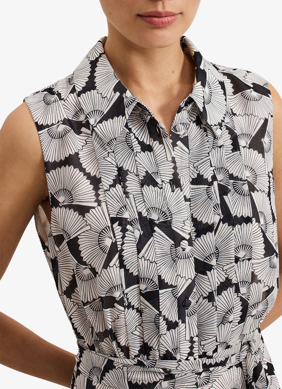 Phase Eight Janine wide fit jumpsuit met print en strikceintuur - detail 2 gebroken wit