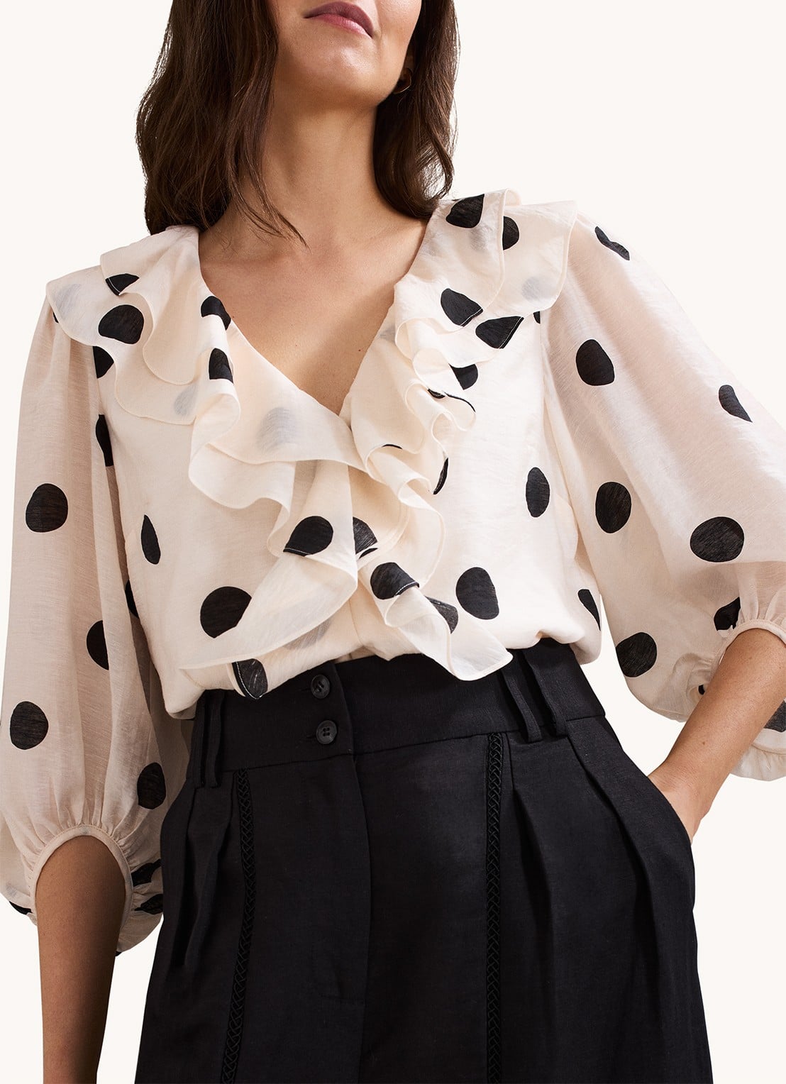Phase Eight Jaqlyn blouse in linnenblend met stippenprint - detail 4 lichtroze