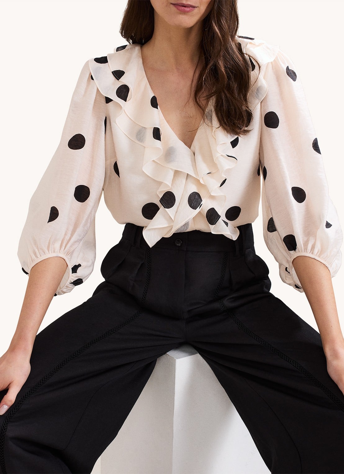 Phase Eight Jaqlyn blouse in linnenblend met stippenprint - detail 5 lichtroze