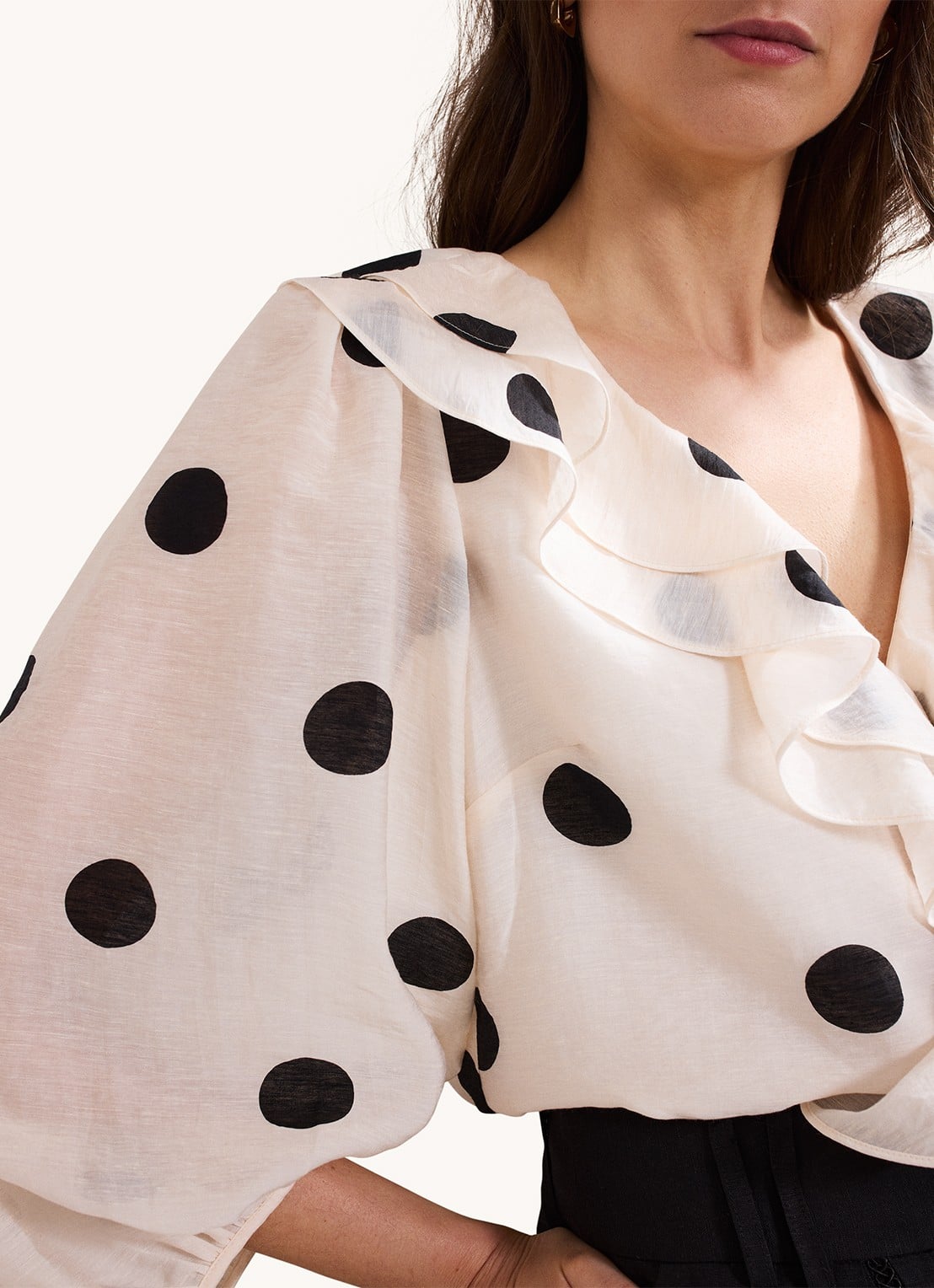 Phase Eight Jaqlyn blouse in linnenblend met stippenprint - detail 6 lichtroze