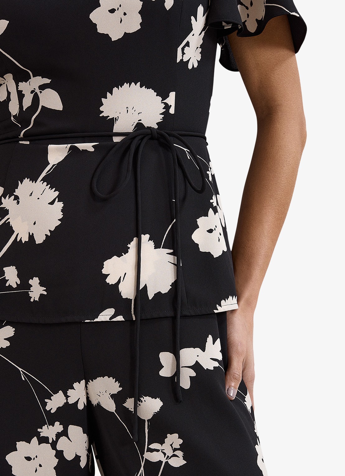 Phase Eight Jolie wide fit jumpsuit met bloemenprint en strikceintuur - detail 3 zwart