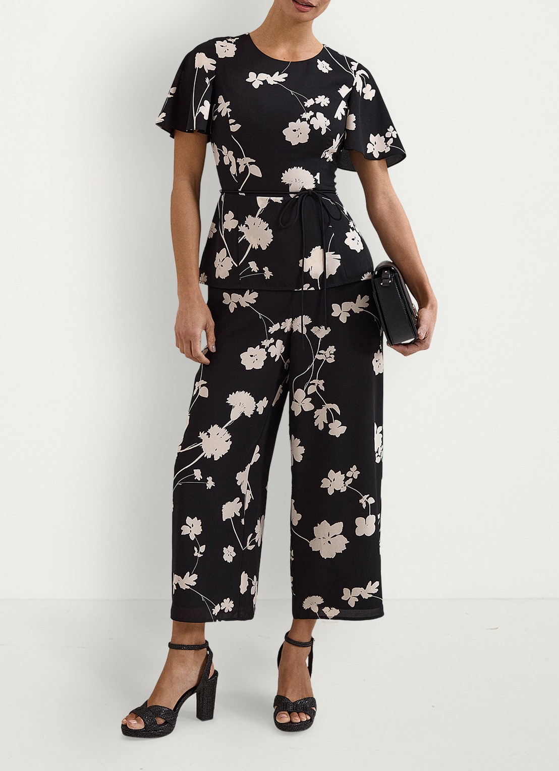 Phase Eight Jolie wide fit jumpsuit met bloemenprint en strikceintuur - voorkant 7 zwart