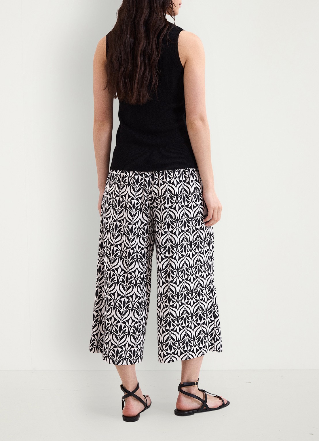 Phase Eight Josie mid waist wide fit broek met print - achterkant 7 zwart