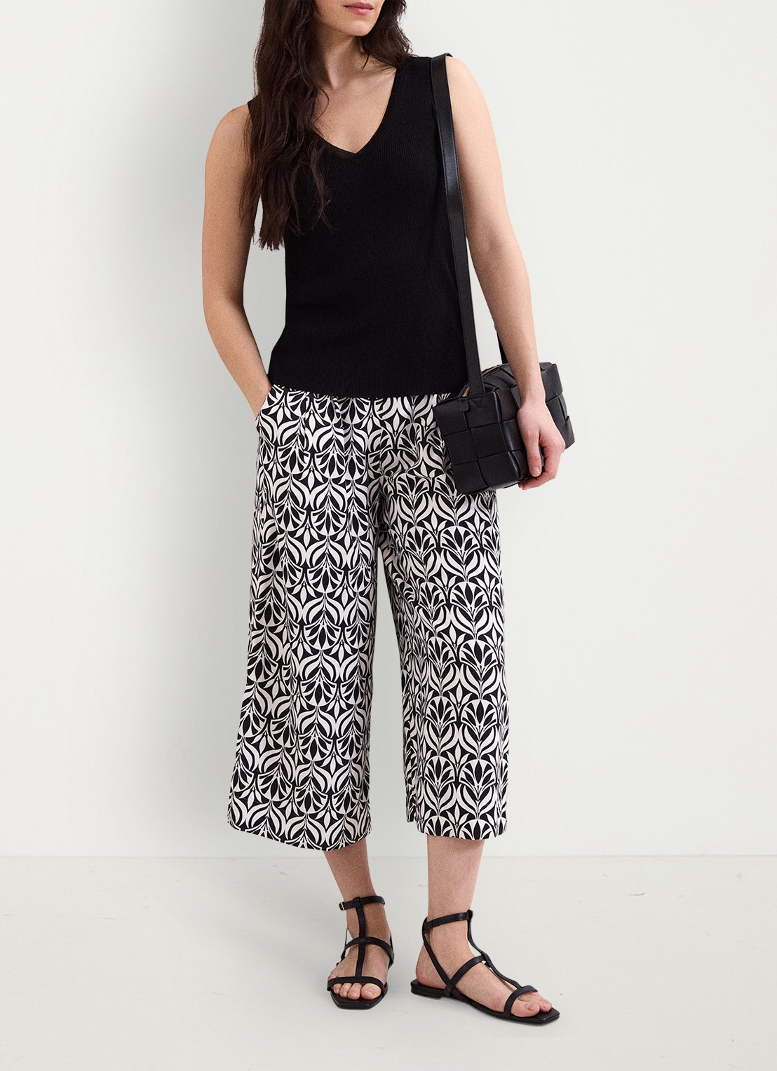 Phase Eight Josie mid waist wide fit broek met print - voorkant 6 zwart