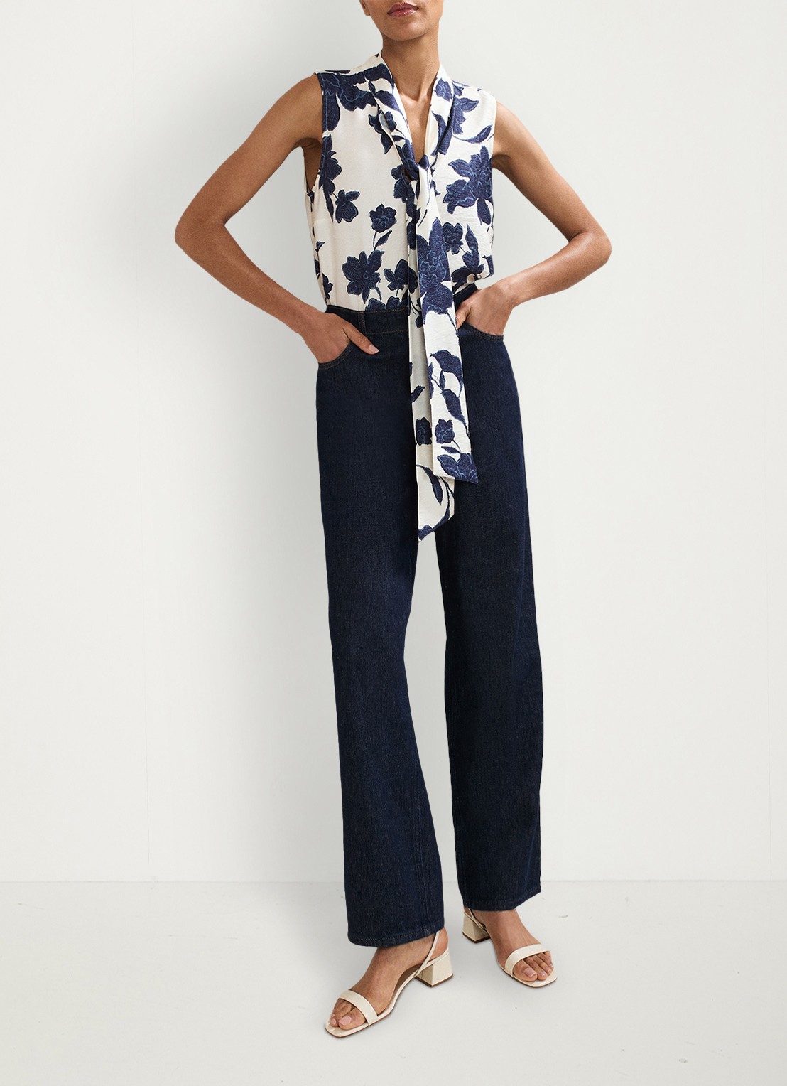 Phase Eight Junie top met bloemenprint en strikkraag - voorkant 3 gebroken wit