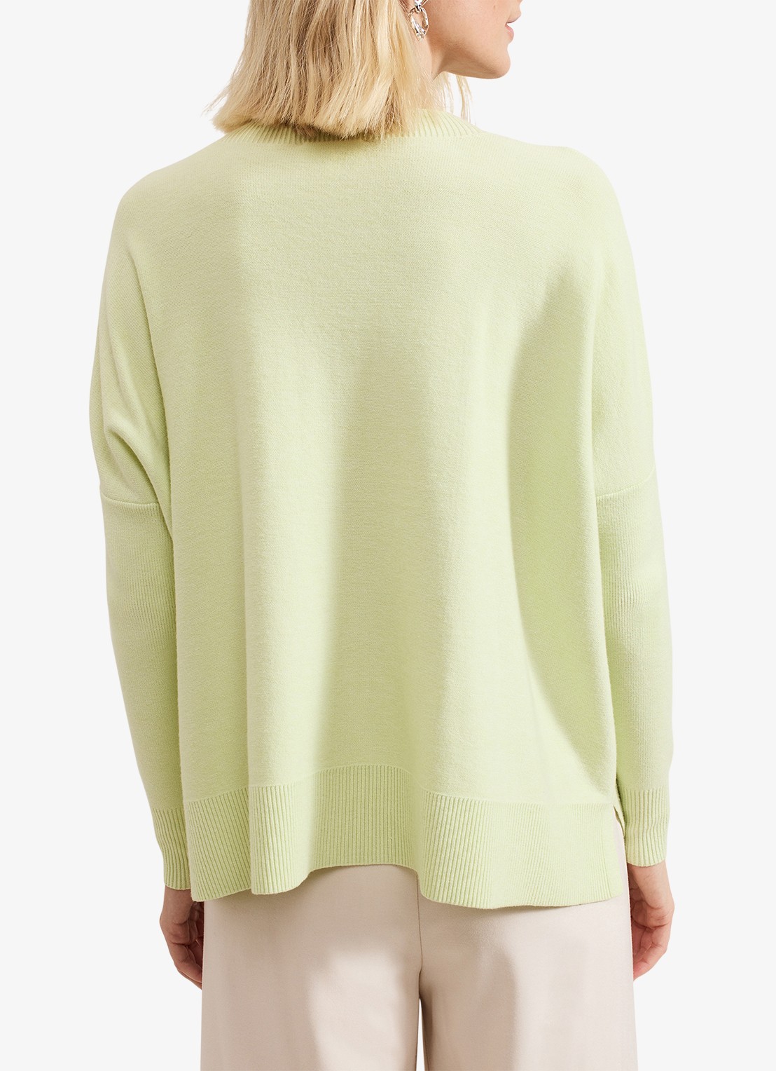 Phase Eight Kara fijngebreide trui met stretch - achterkant lime
