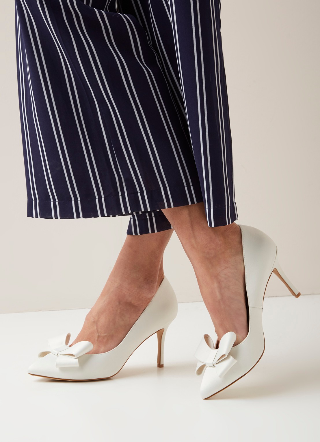 Phase Eight Kara pump met strikdetail - voorkant 2 ivoor