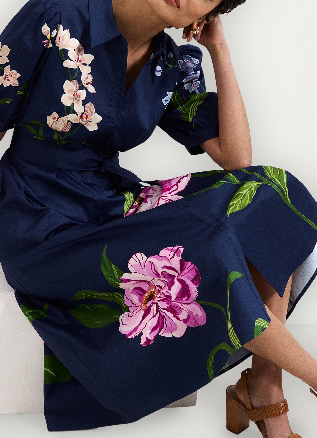 Phase Eight Kerrie midi jurk met bloemenprint en strikceintuur - detail 4 donkerblauw