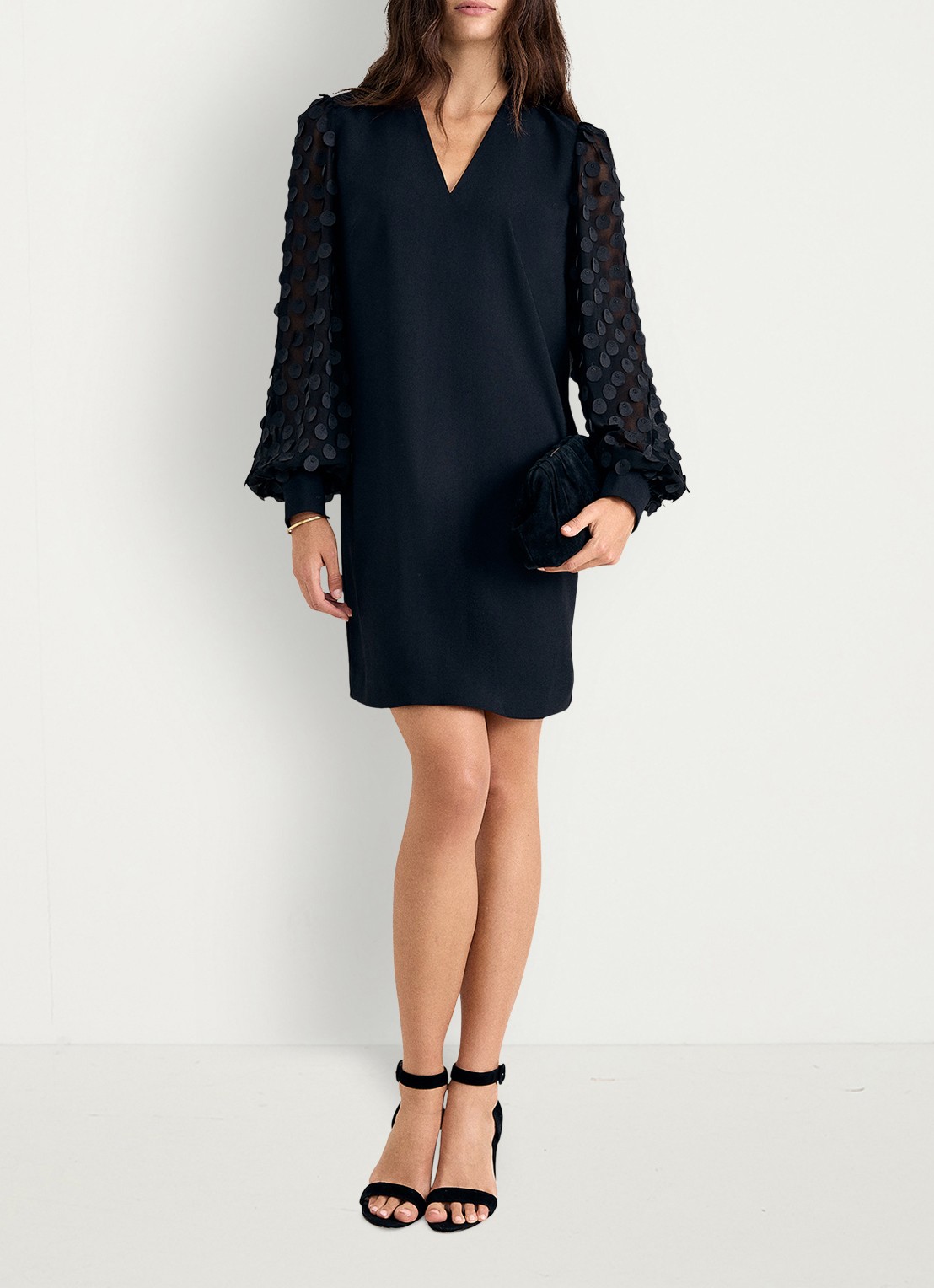 Phase Eight Laura mini jurk met V-hals en pofmouwen - voorkant 8 zwart