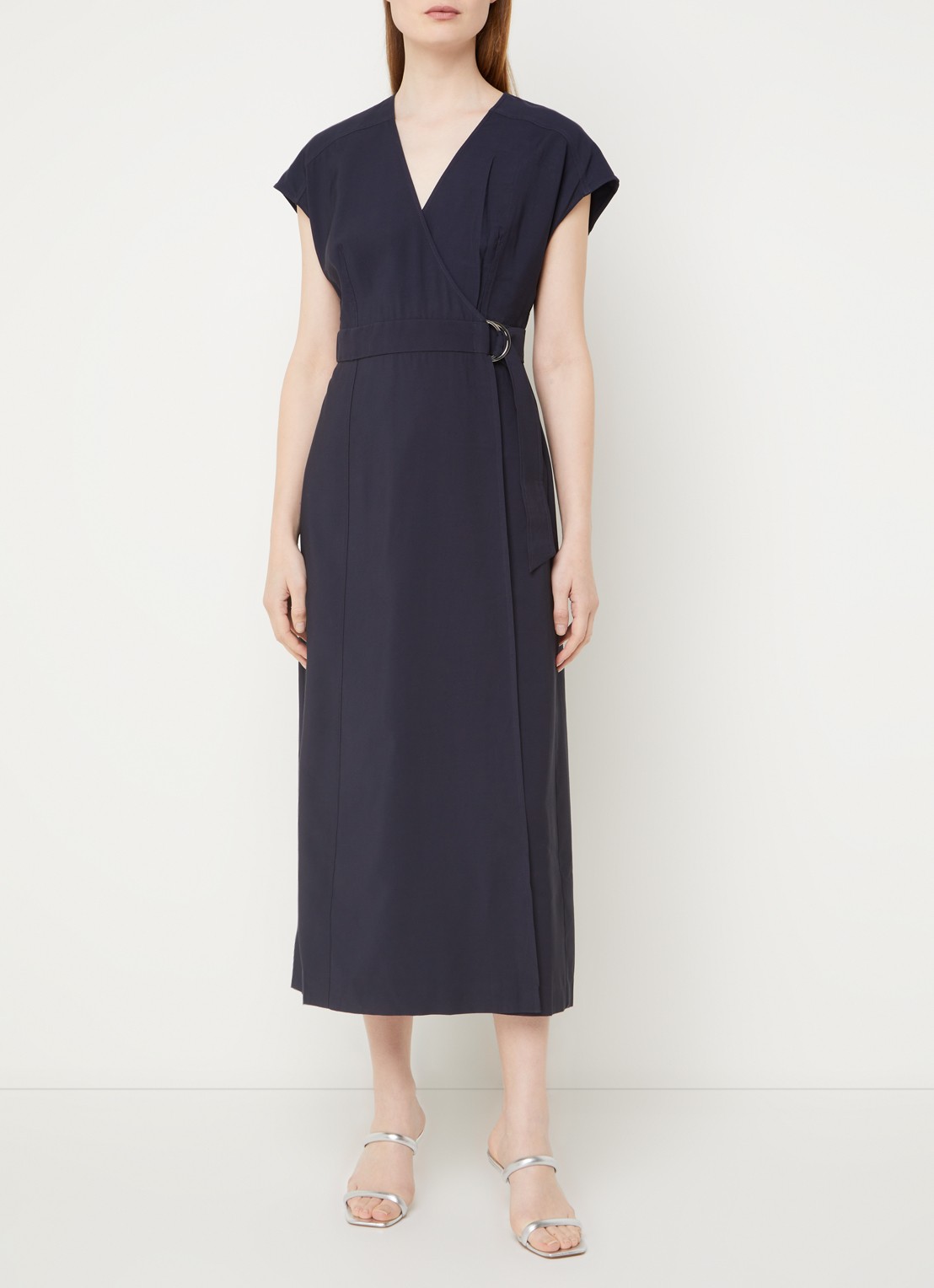 Phase Eight Liv midi wikkeljurk met V-hals - detail donkerblauw