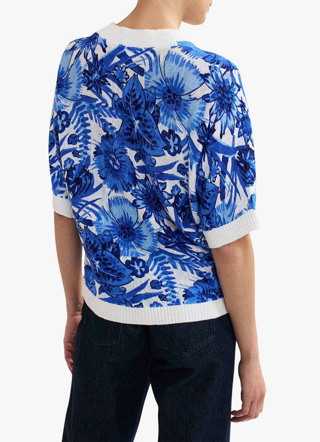 Phase Eight Lizzy fijngebreide top in linnenblend met bloemenprint - achterkant 6 blauw
