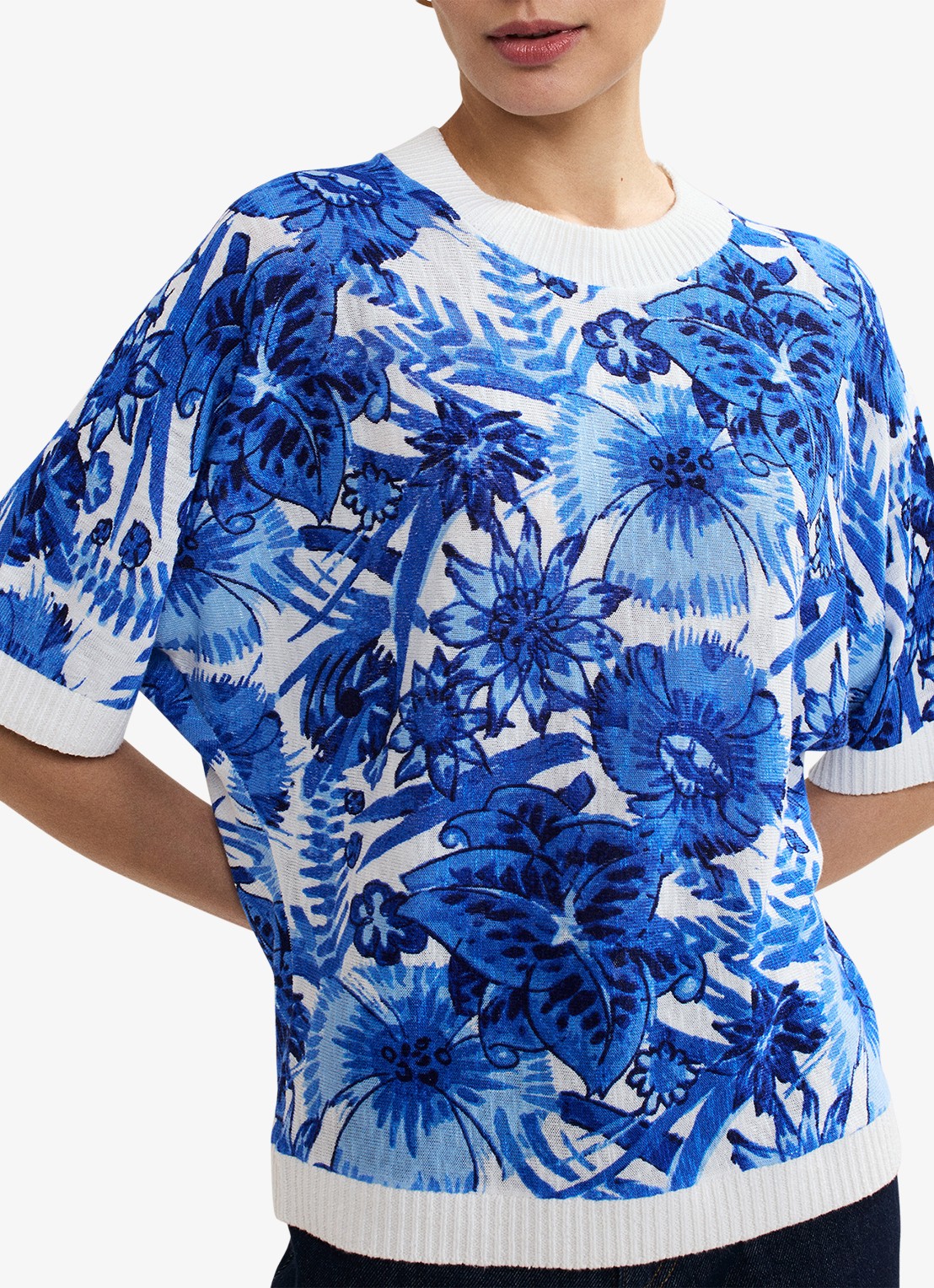 Phase Eight Lizzy fijngebreide top in linnenblend met bloemenprint - detail 2 blauw