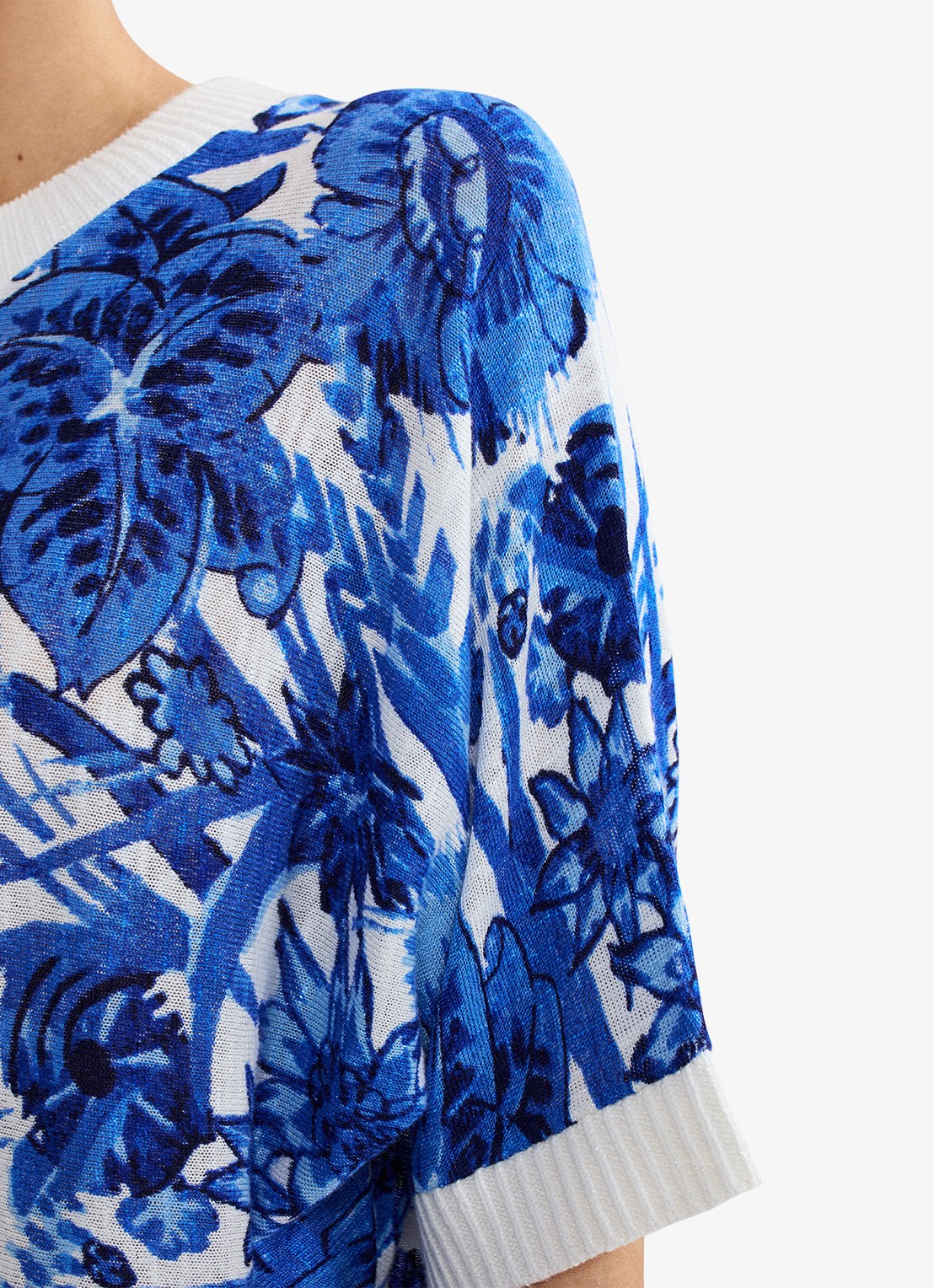 Phase Eight Lizzy fijngebreide top in linnenblend met bloemenprint - detail 3 blauw
