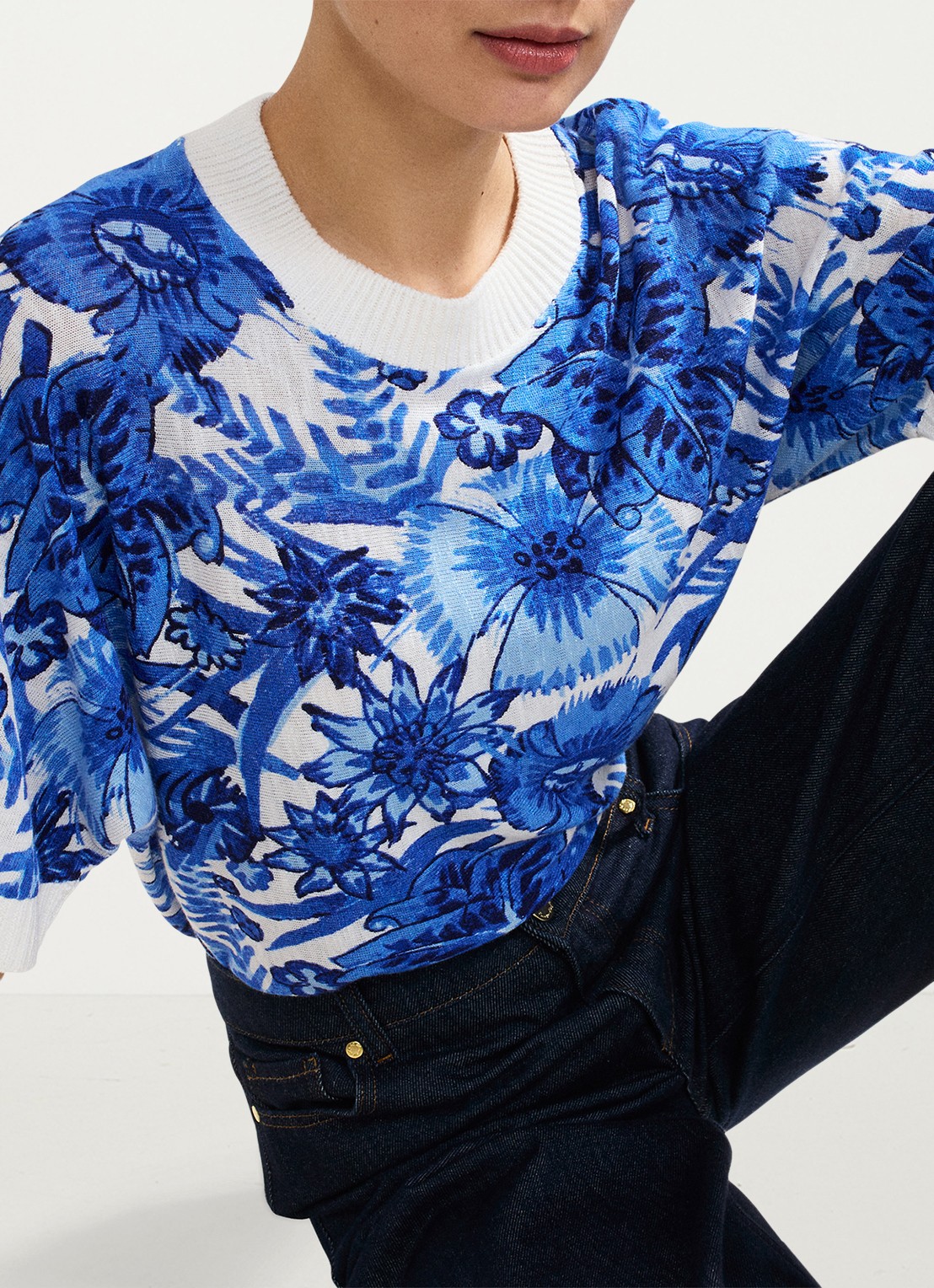 Phase Eight Lizzy fijngebreide top in linnenblend met bloemenprint - detail 4 blauw