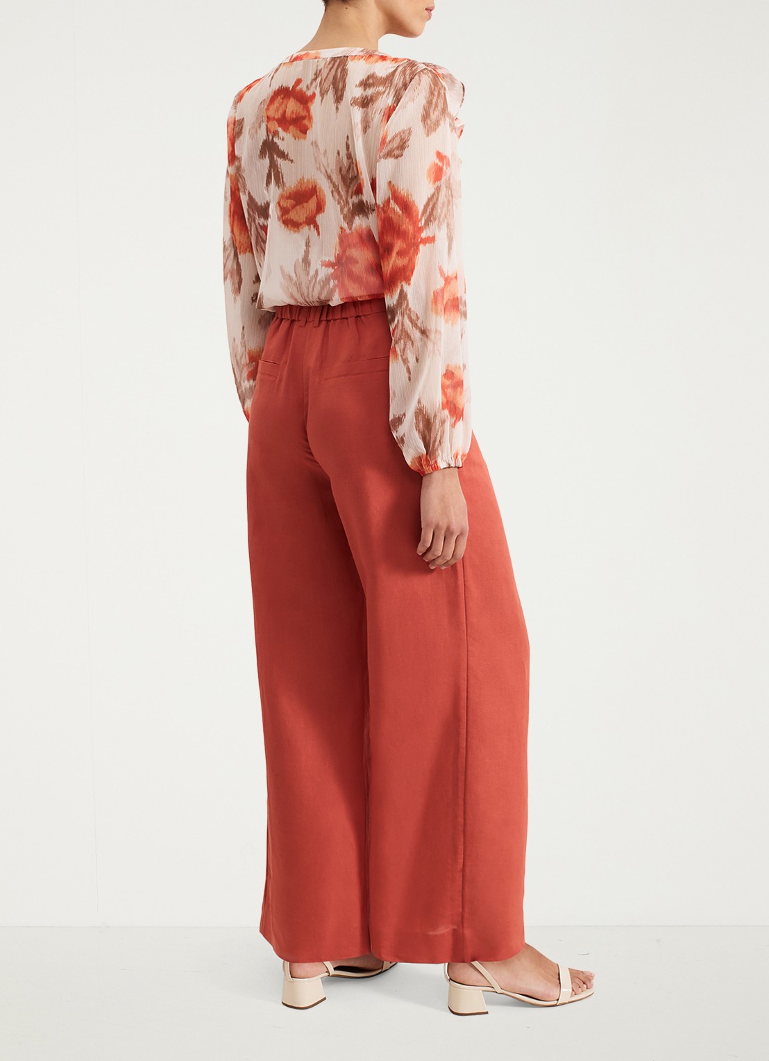 Phase Eight Lottie high waist loose fit pantalon in linnenblend - achterkant roodbruin