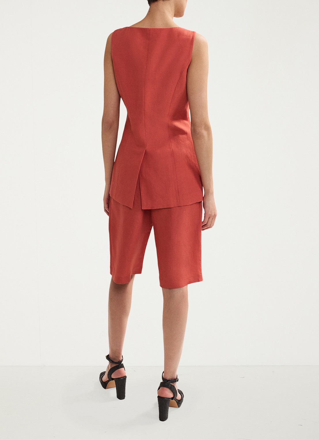Phase Eight Lottie mid waist straight fit korte broek in linnenblend - achterkant roodbruin