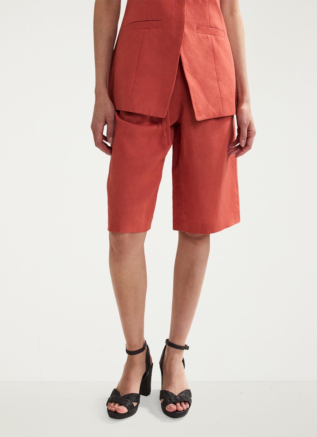 Phase Eight Lottie mid waist straight fit korte broek in linnenblend - detail 4 roodbruin