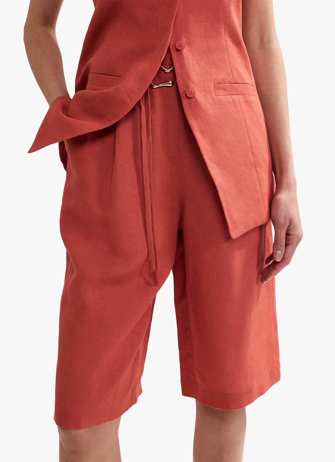 Phase Eight Lottie mid waist straight fit korte broek in linnenblend - detail 5 roodbruin