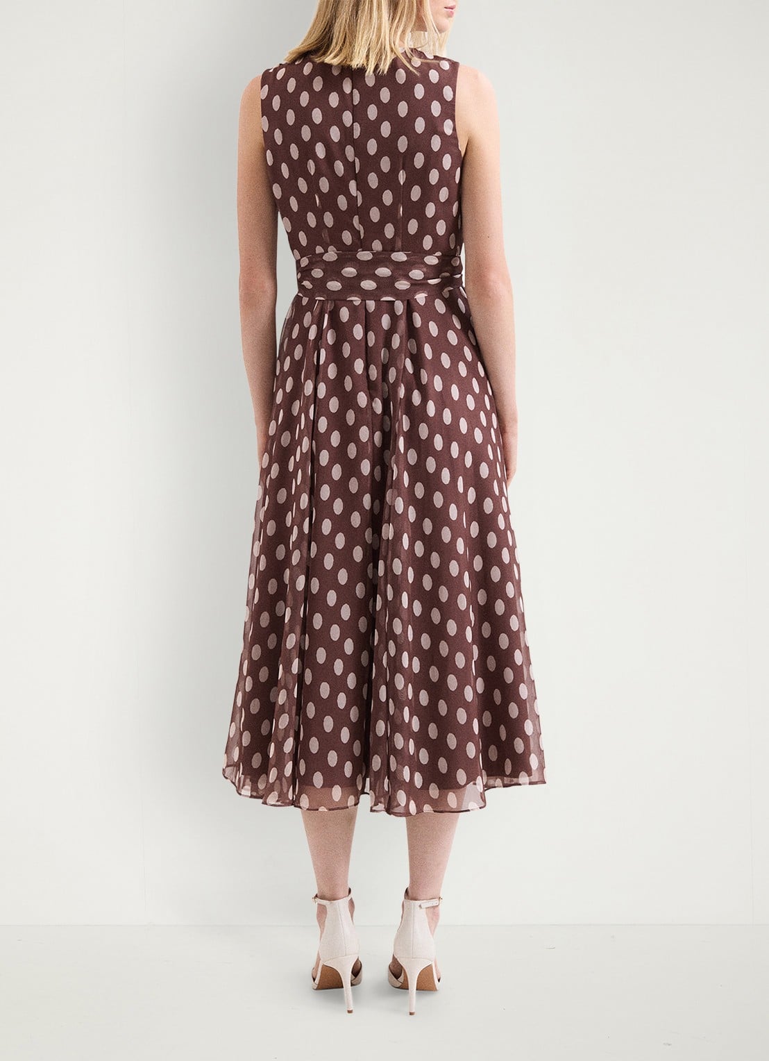 Phase Eight Lucinda midi jurk met stippenprint en plooien  - achterkant bruin