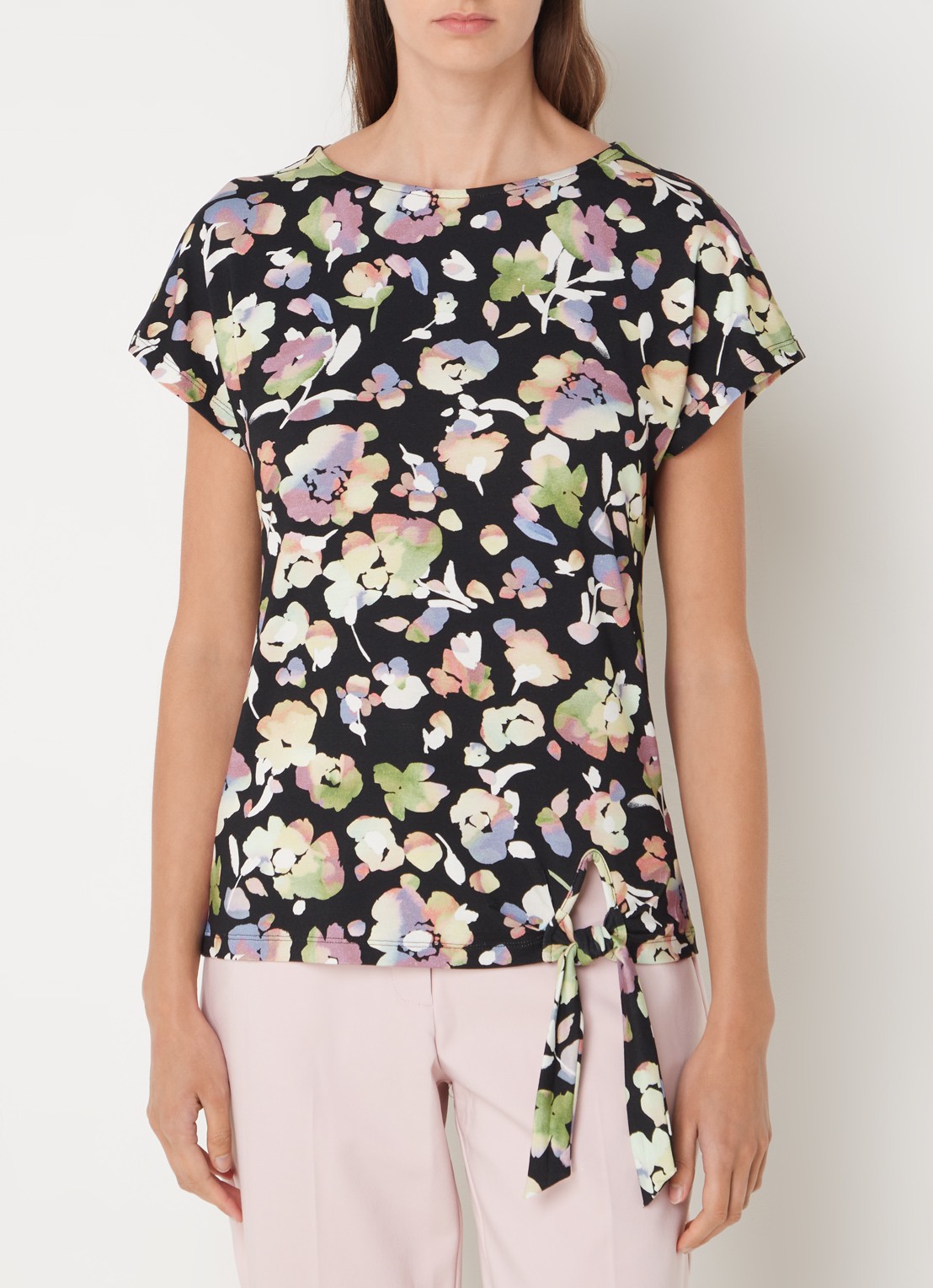 Phase Eight Maddie T-shirt met bloemenprint en gestrikt detail - detail 2 zwart