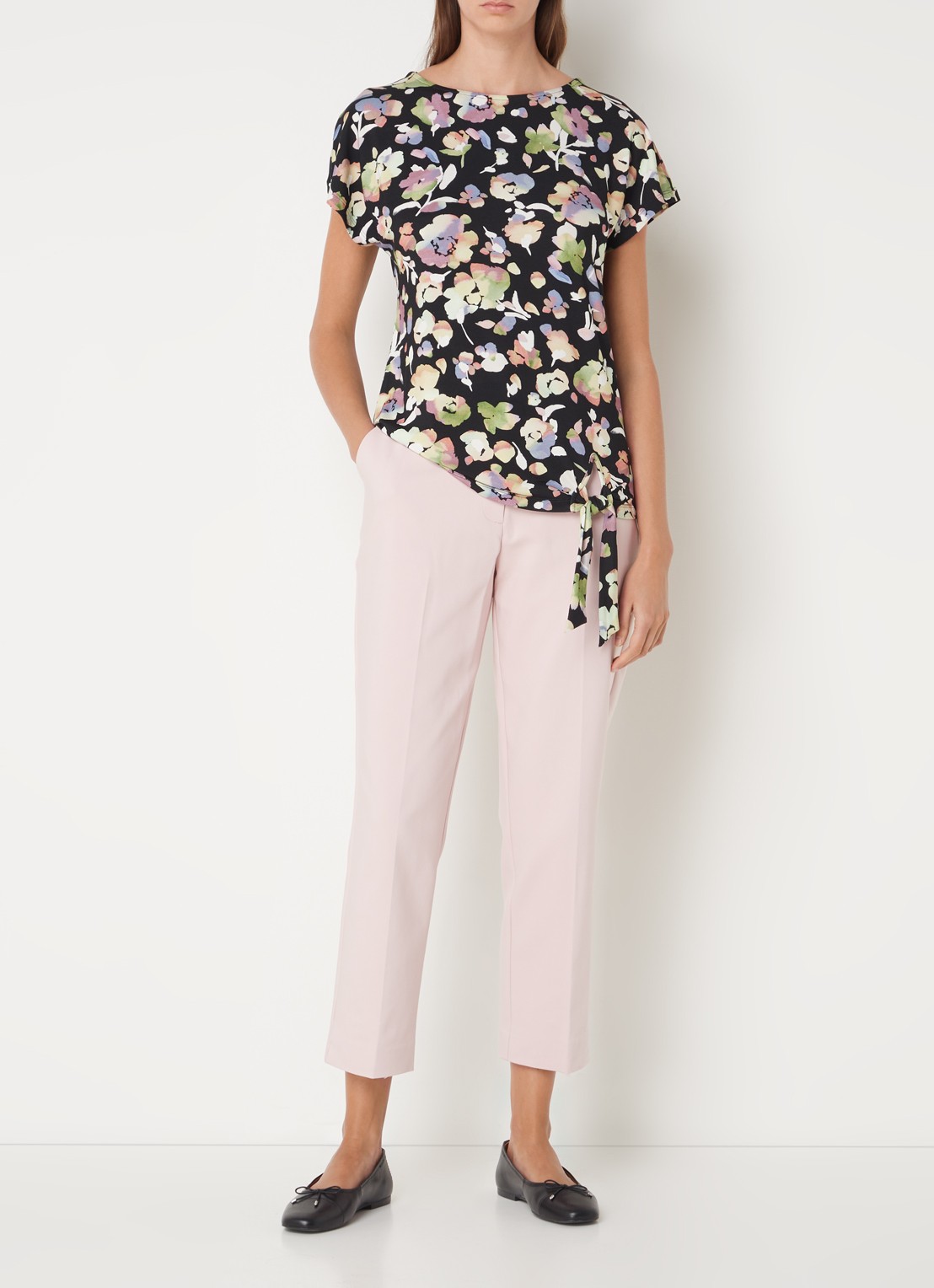 Phase Eight Maddie T-shirt met bloemenprint en gestrikt detail - voorkant 5 zwart