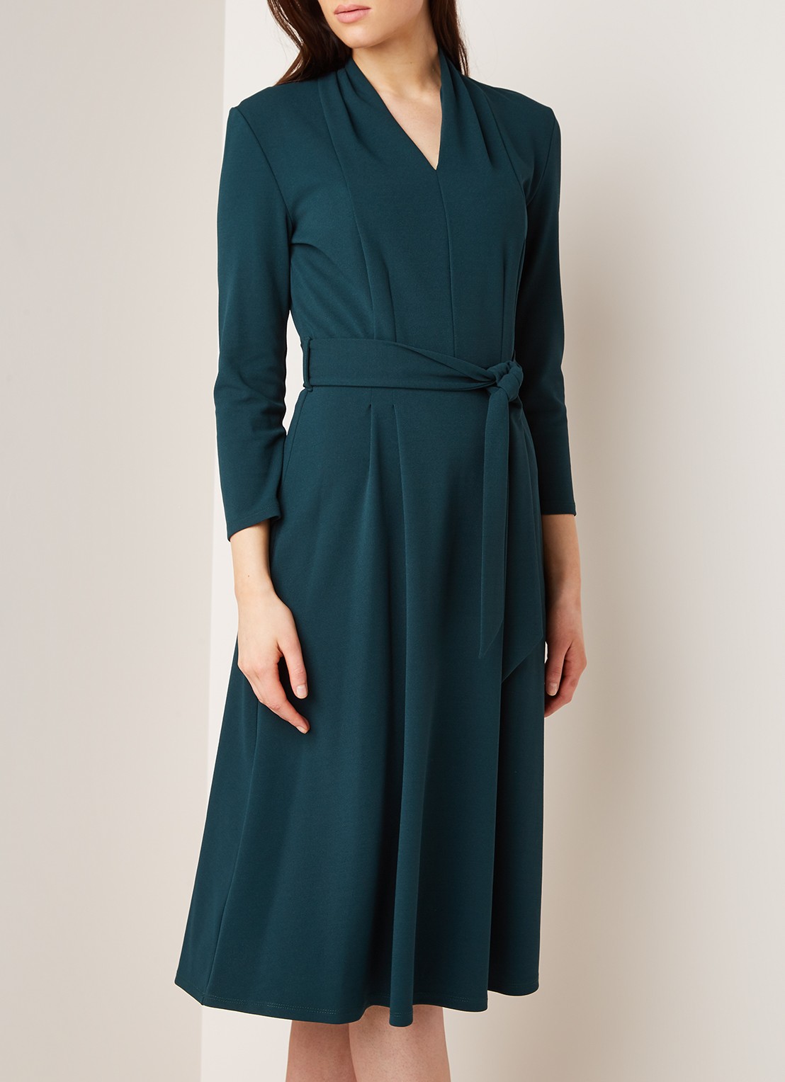 Phase Eight Maretta midi jurk met strikceintuur - detail 2 donkergroen