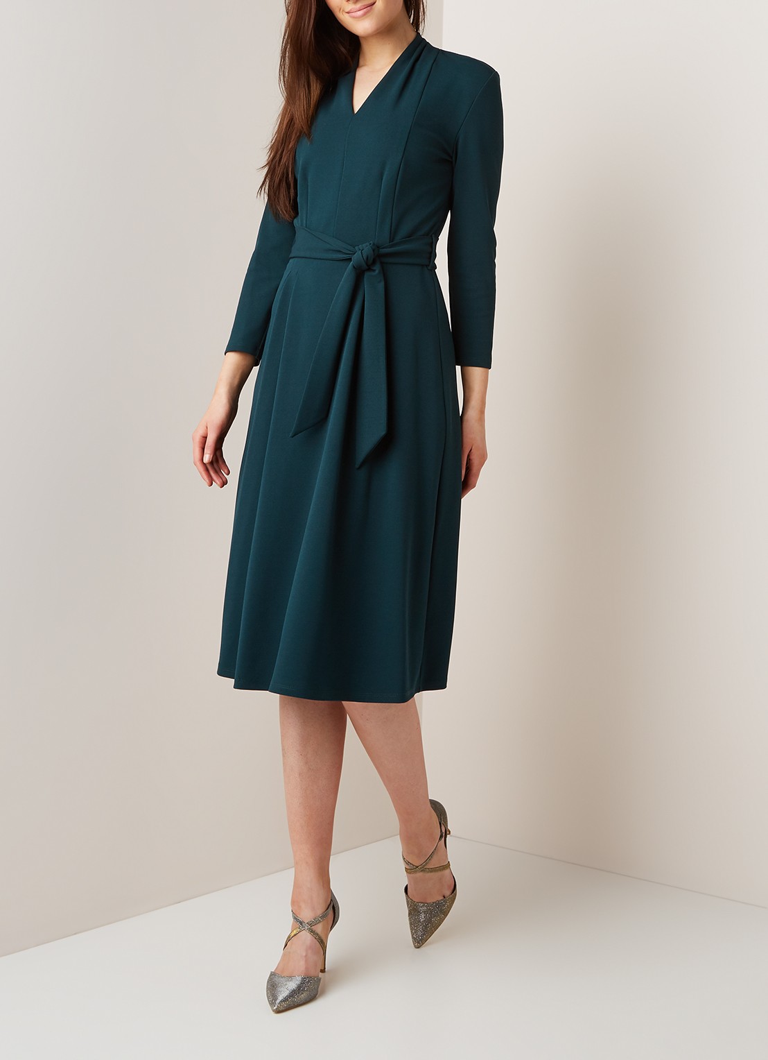 Phase Eight Maretta midi jurk met strikceintuur - voorkant 4 donkergroen