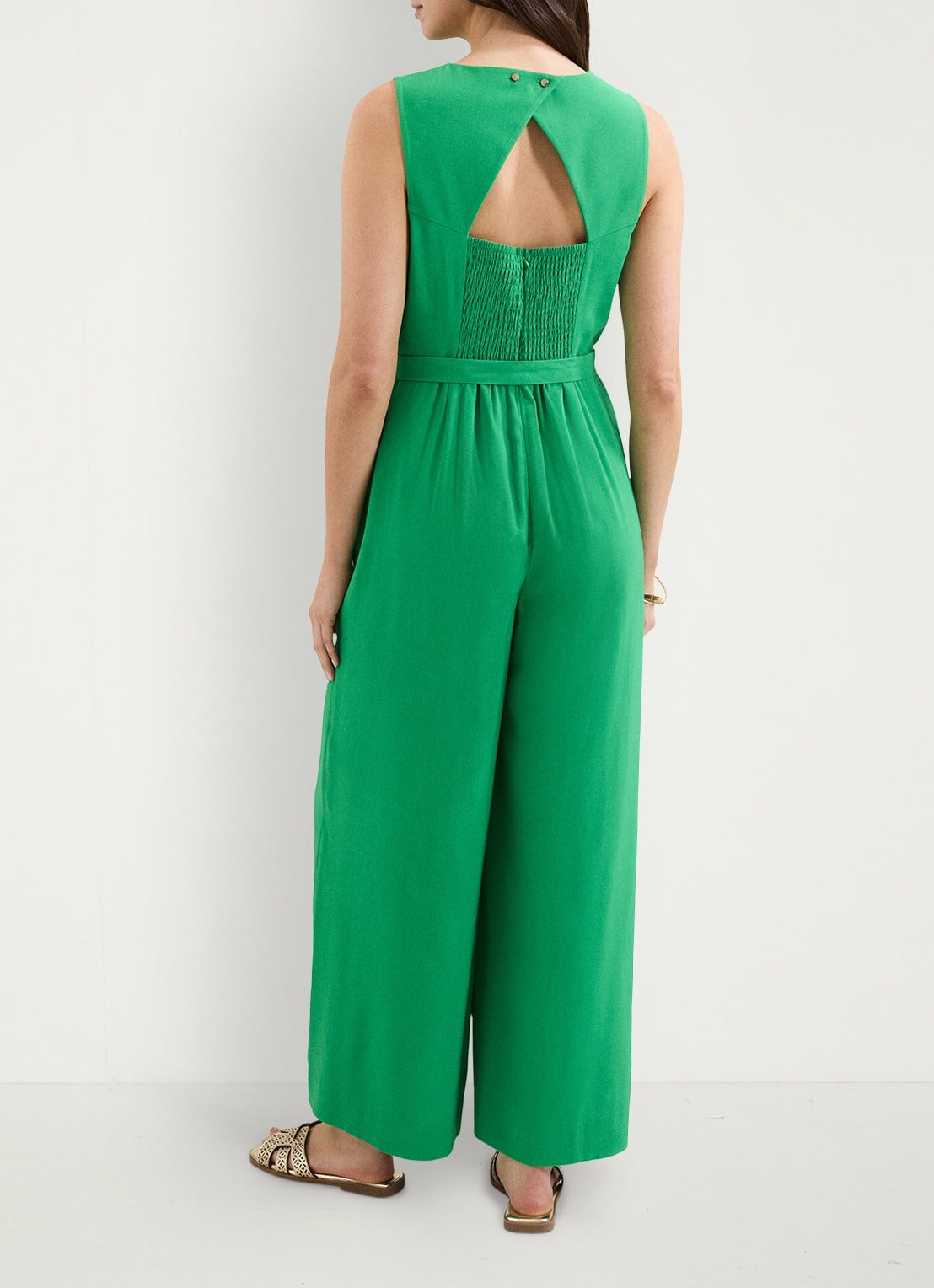 Phase Eight Marta loose fit jumpsuit met strikceintuur - achterkant 7 groen