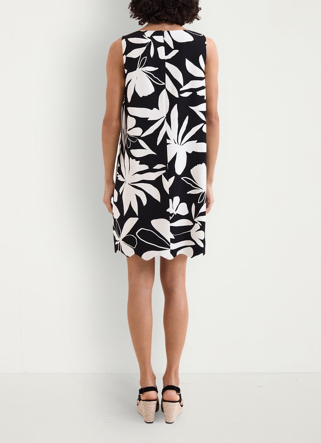 Phase Eight Marta mini jurk met ronde hals en bloemenprint - achterkant 7 zwart
