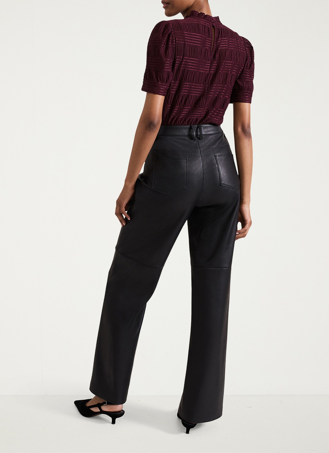 Phase Eight Melissa high waist wide fit broek van imitatieleer - achterkant zwart