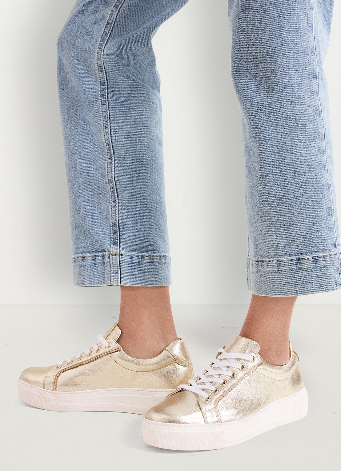 Phase Eight Metallic sneaker van leer - detail 5 goud