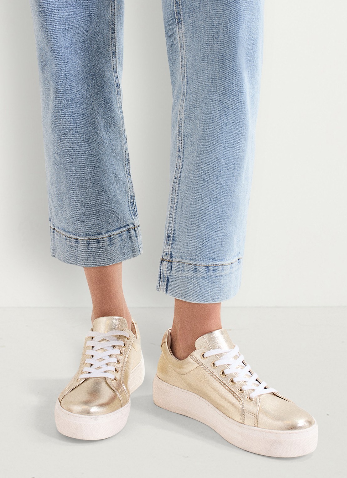 Phase Eight Metallic sneaker van leer - voorkant 7 goud