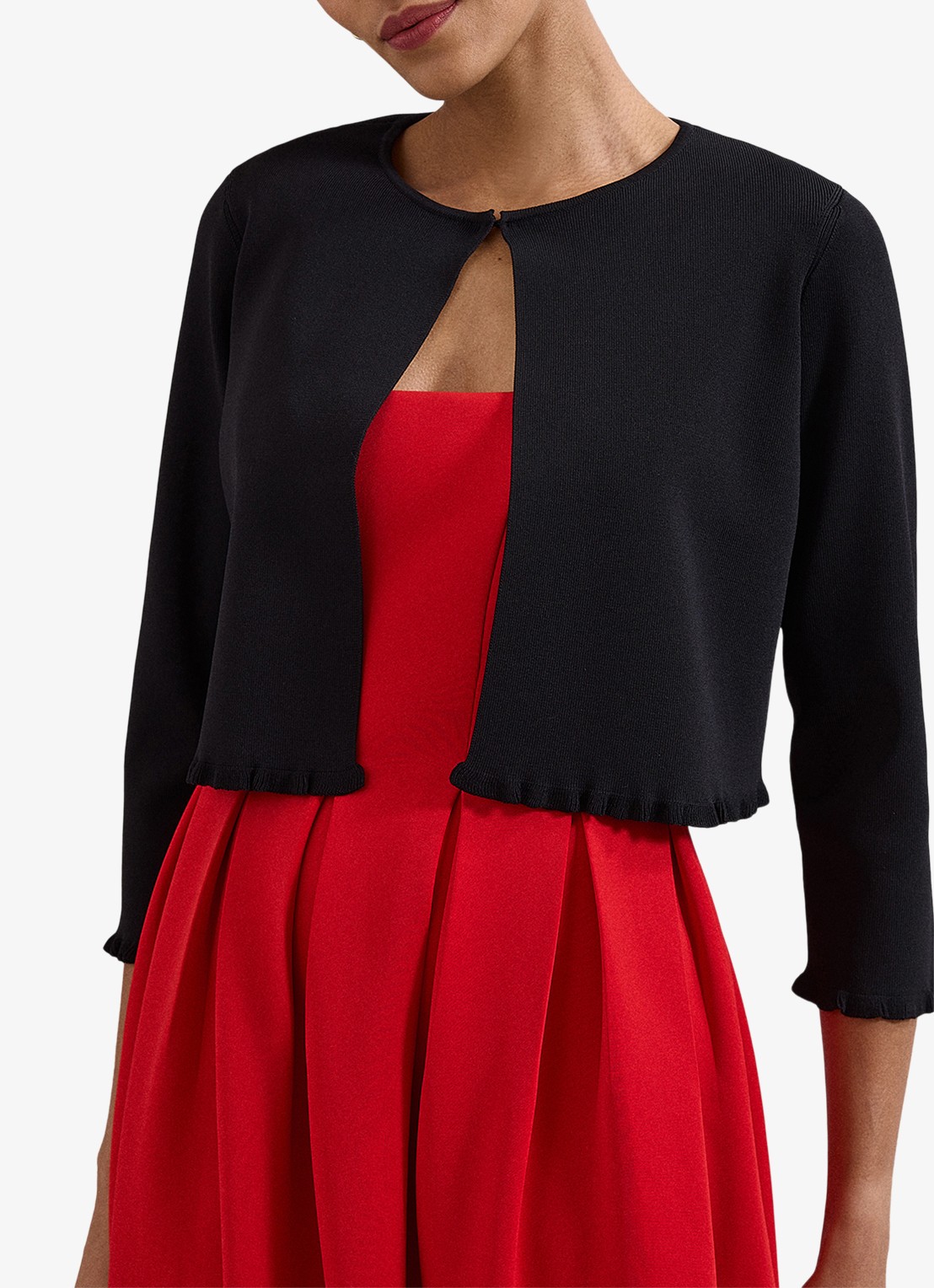 Phase Eight Mimi fijngebreid cropped vest met ruches - detail zwart