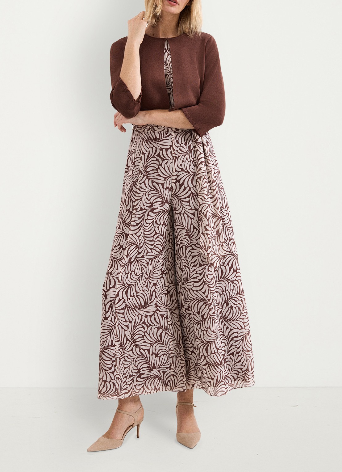 Phase Eight Mimi fijngebreid vest met ronde hals - voorkant 6 bruin