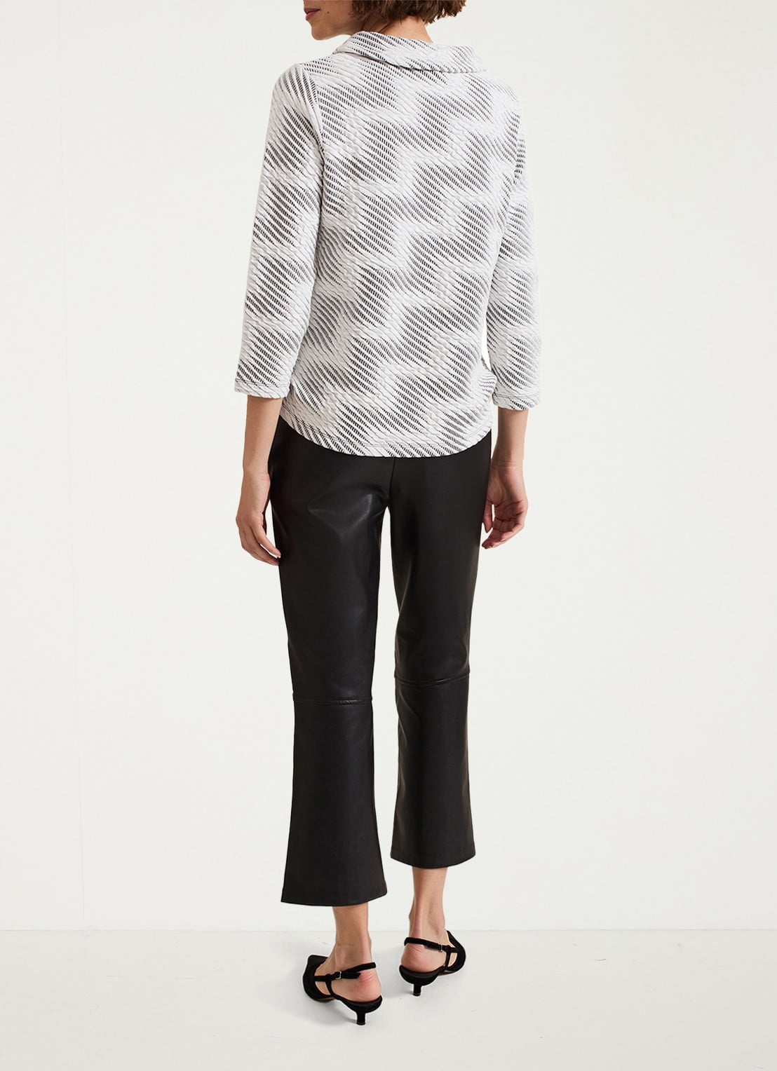 Phase Eight Mya straight fit cropped broek van imitatieleer - achterkant 5 zwart