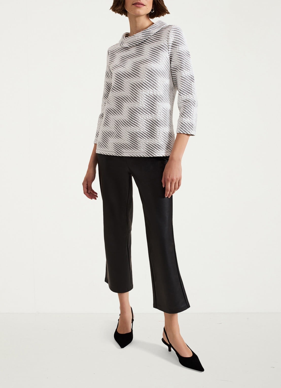 Phase Eight Mya straight fit cropped broek van imitatieleer - voorkant 2 zwart