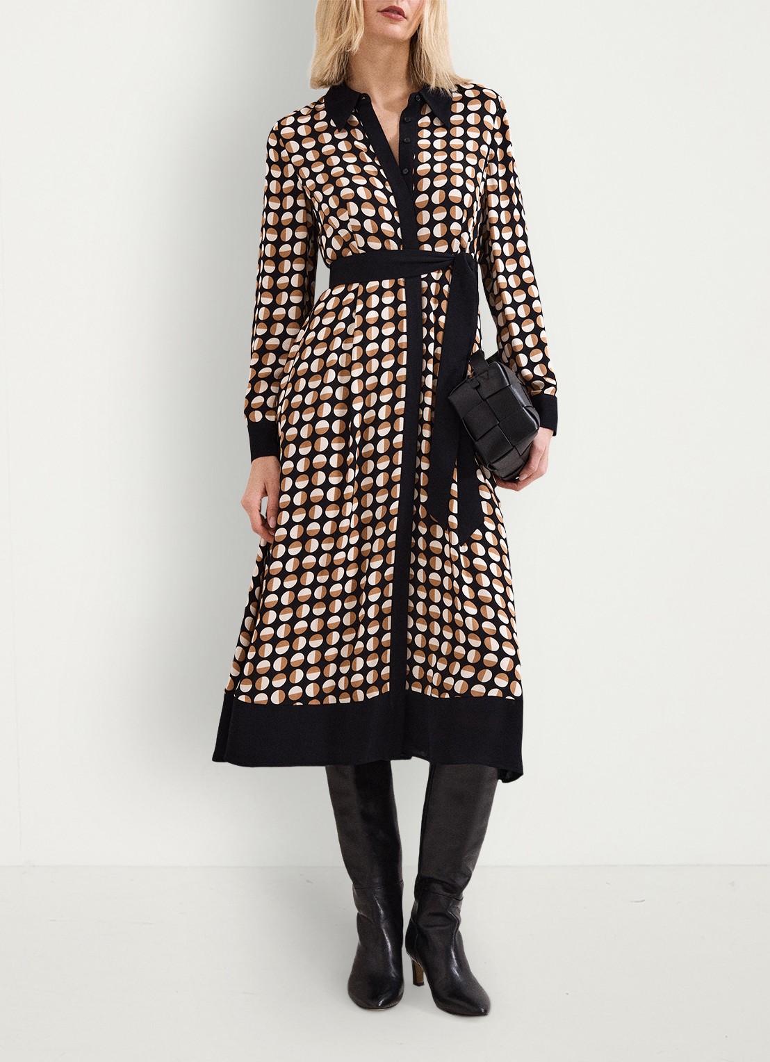 Phase Eight Naomi midi blousejurk met strikceintuur en grafische print - voorkant 2 bruin