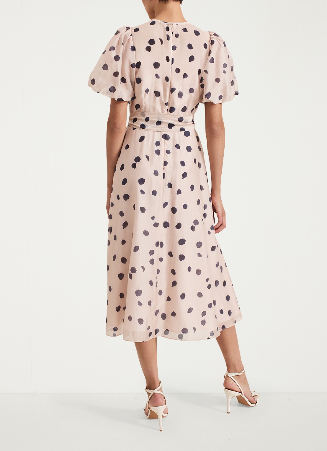 Phase Eight Nicola midi jurk  met stippenprint en strikceintuur - achterkant lichtroze
