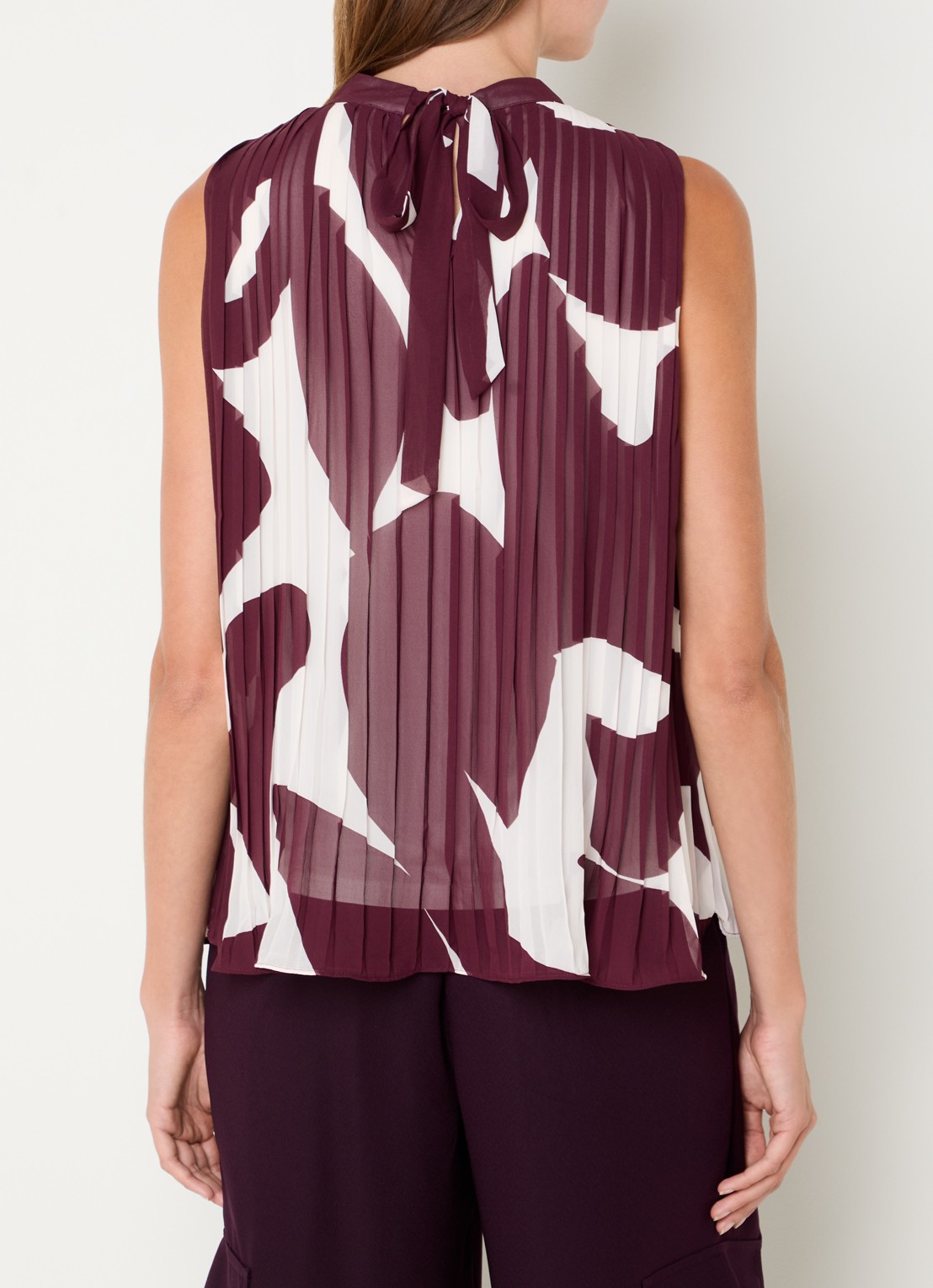 Phase Eight Nina semi-transparante top met print en plissé - achterkant 5 aubergine