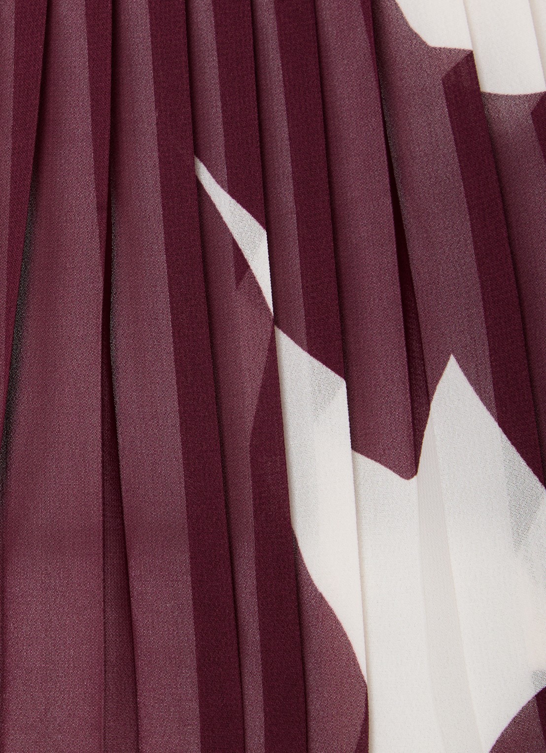 Phase Eight Nina semi-transparante top met print en plissé - detail 2 aubergine