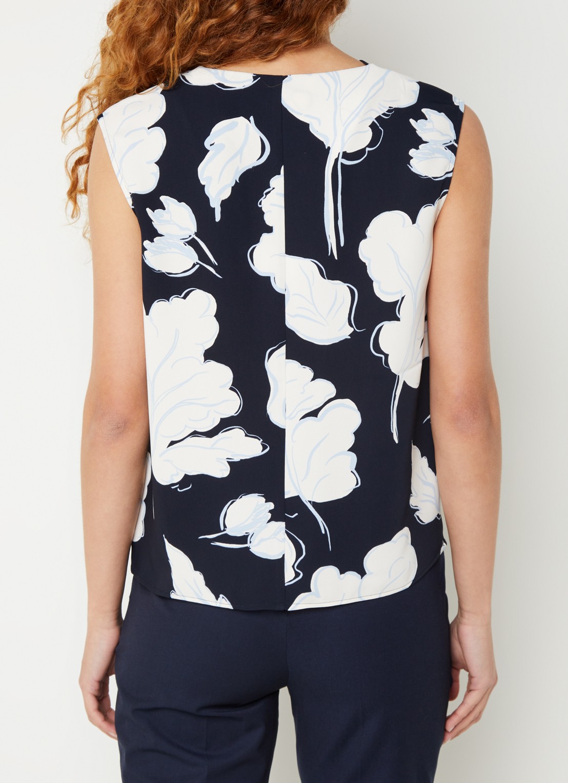 Phase Eight Noelle mouwloze top met bloemenprint - achterkant 5 donkerblauw