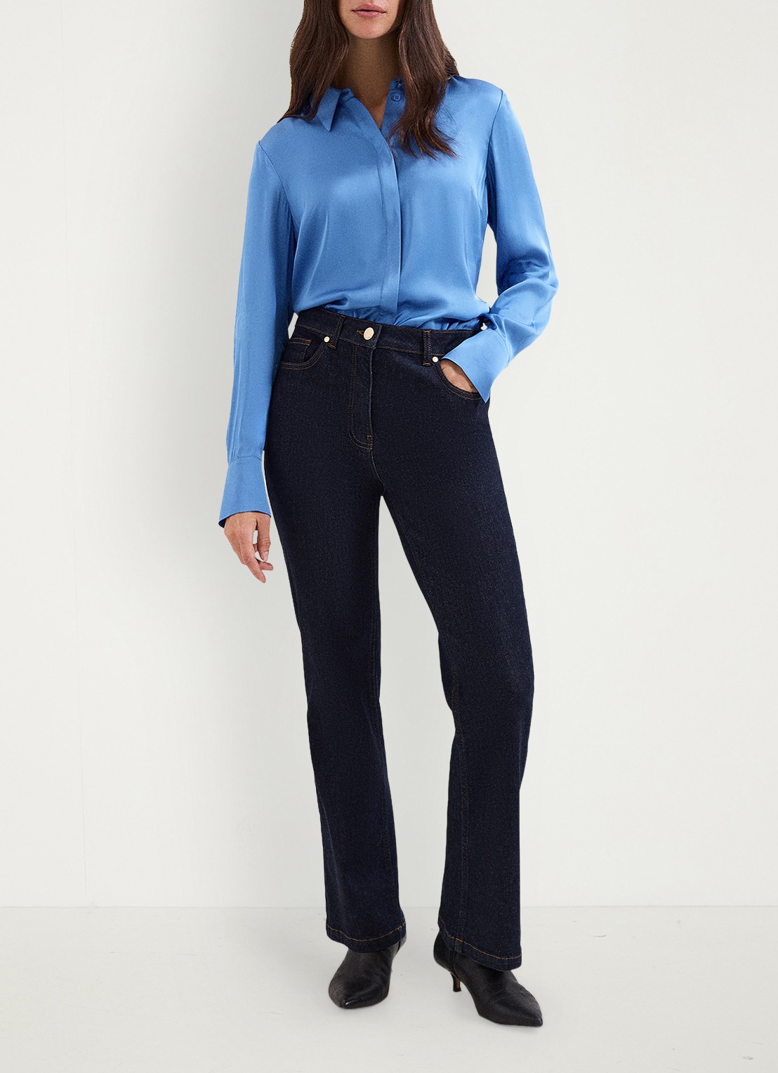 Phase Eight Novie blouse van satijn - voorkant 3 blauw