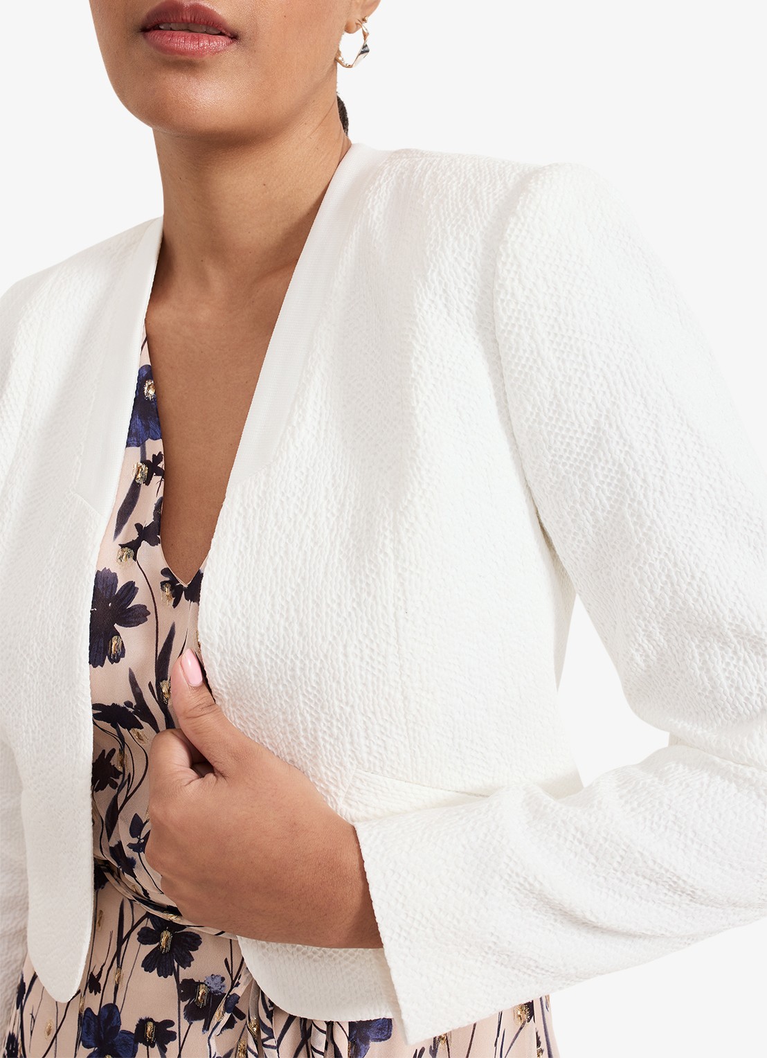 Phase Eight Olivia cropped blazer met paspelzakken - detail 5 wit