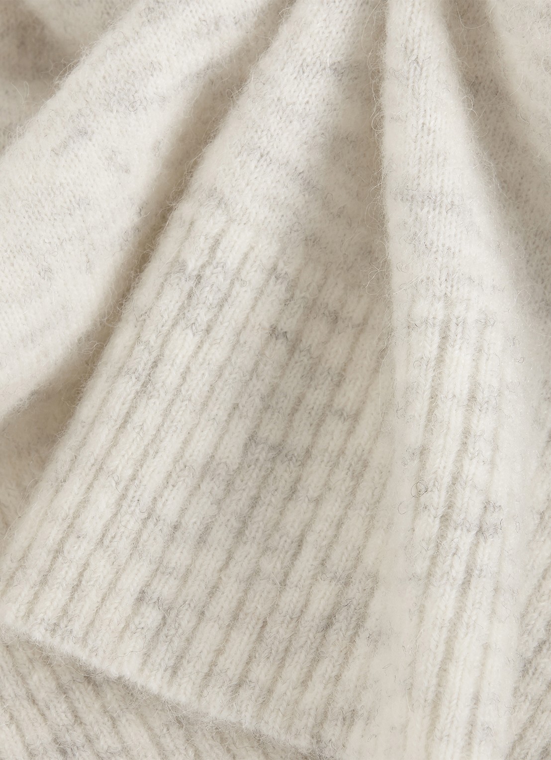 Phase Eight Olivia fijngebreide trui in alpaca wolblend  - detail 3 lichtgrijs