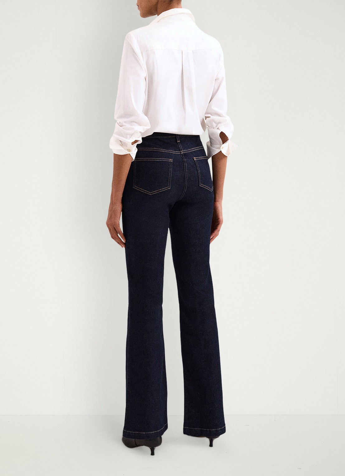 Phase Eight Olivia high waist flared jeans met donkere wassing - achterkant 3 donkerblauw