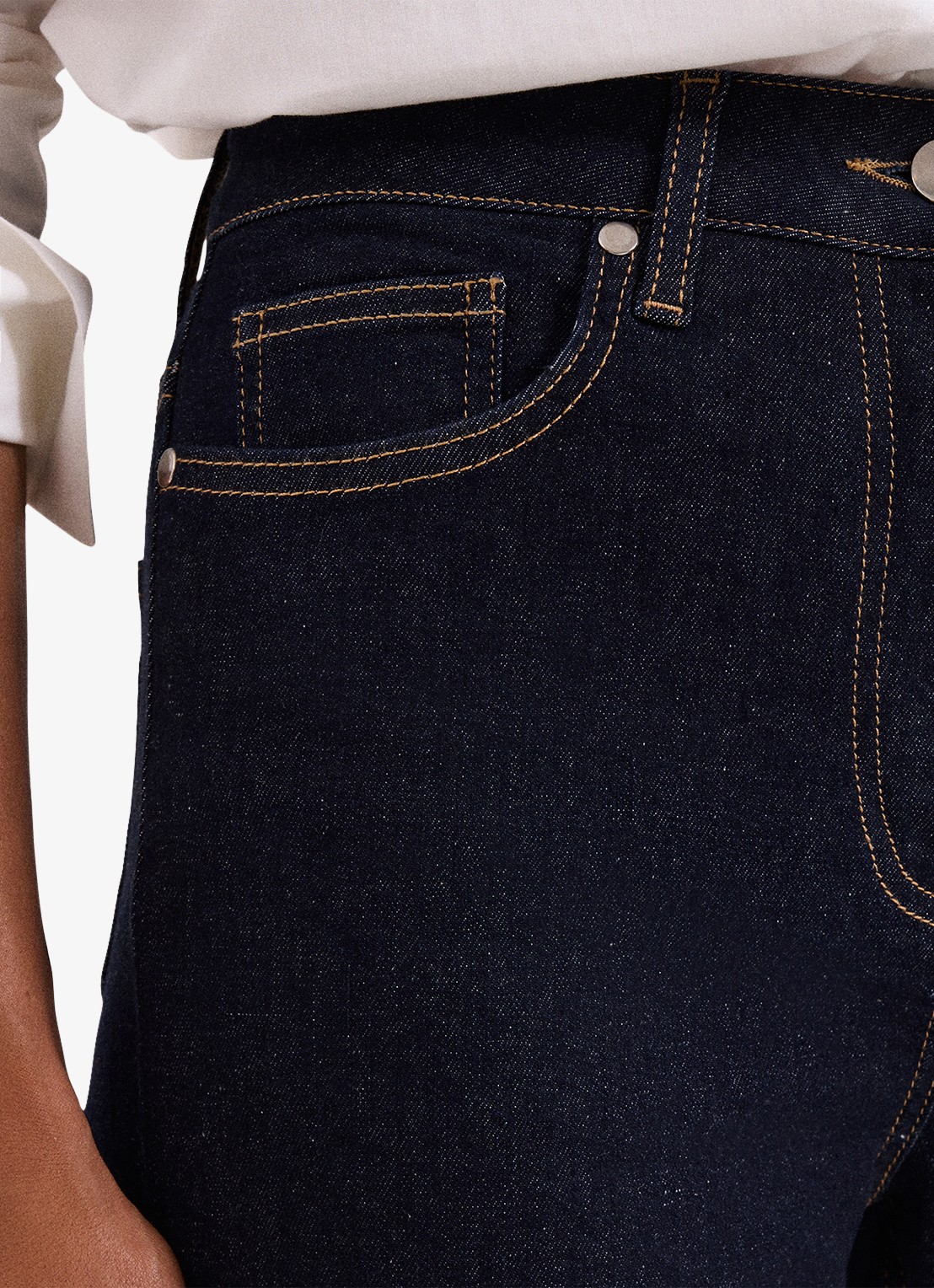 Phase Eight Olivia high waist flared jeans met donkere wassing - detail 5 donkerblauw