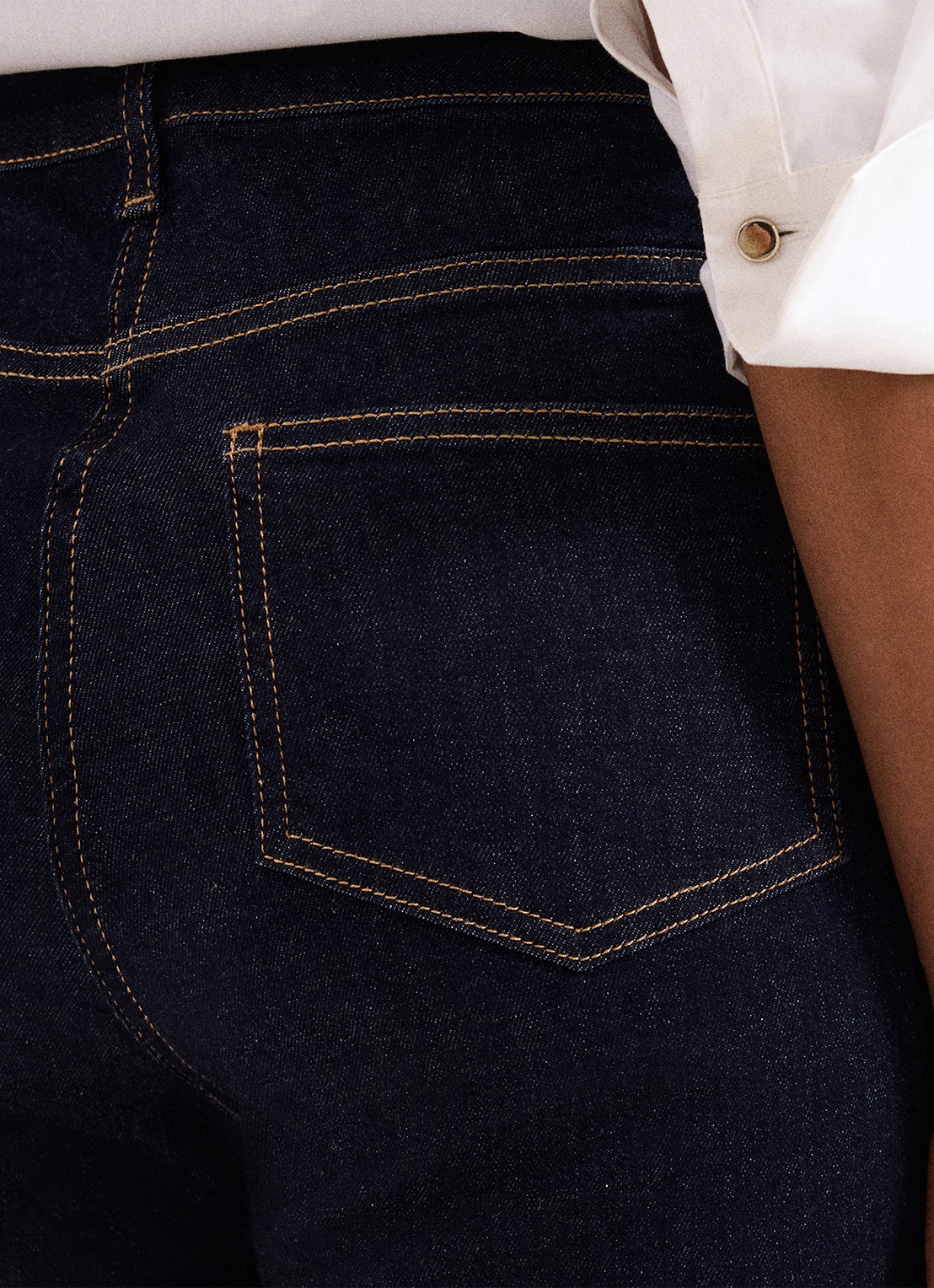 Phase Eight Olivia high waist flared jeans met donkere wassing - detail 6 donkerblauw